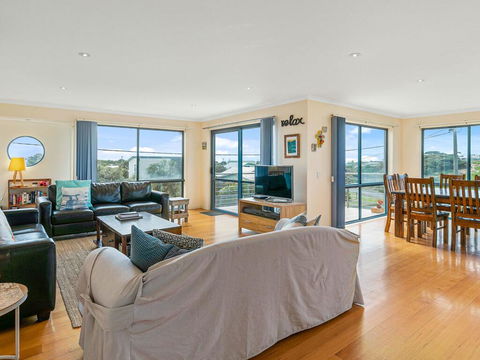 Adnajur - Whitsundays Accommodation 0