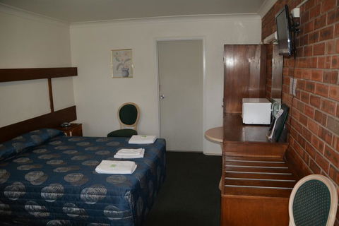 Adrian Motel - Whitsundays Accommodation 3