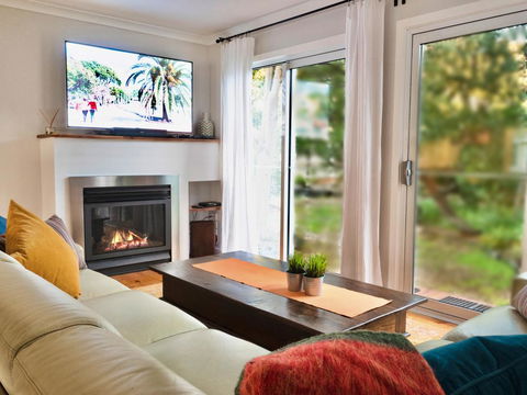 Alice's Palace, 2-minute Walk To Lifeguard Patrolled Surf Beach - Whitsundays Accommodation 1