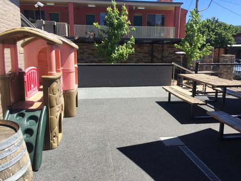 Alpine Hotel Bright - Whitsundays Accommodation 2