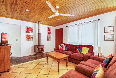 Amaroo - Rainbow Shores Room For Everyone And Walk To Beach - Whitsundays Accommodation 2
