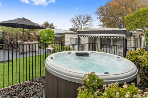 Amber Cottage, Luxury Seaside Retreat With Outdoor Spa! - Whitsundays Accommodation 1