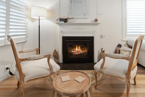 Amber Cottage, Luxury Seaside Retreat With Outdoor Spa! - Whitsundays Accommodation 3