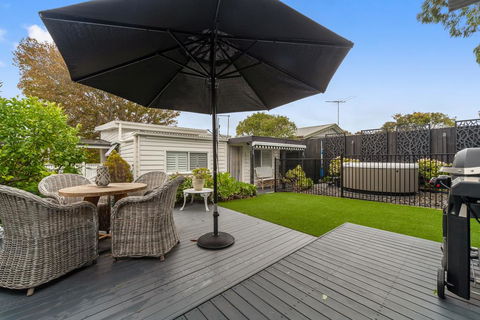 Amber Cottage, Luxury Seaside Retreat With Outdoor Spa! - Whitsundays Accommodation 0
