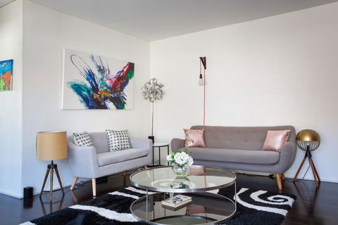 Apartment With Balcony And Parking Near Racecourse - Whitsundays Accommodation 1