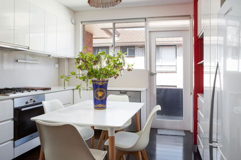 Apartment With Balcony And Parking Near Racecourse - Whitsundays Accommodation 3