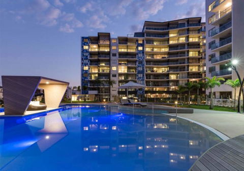 Art-Inspired, Designer APT In The Vibrant Area - Whitsundays Accommodation 2