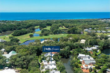 Luxury Lakeside Villa with Whitsundays Accommodation