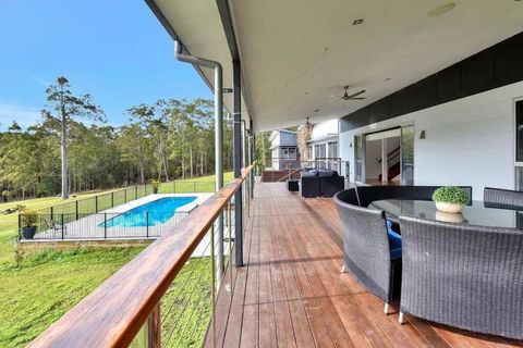 Luxury Mandalong Mansion With Pool & Spa - Whitsundays Accommodation 2