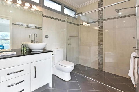 Luxury Mandalong Mansion With Pool & Spa - Whitsundays Accommodation 3