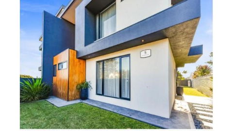 Luxury On Holland Kingston SE - Whitsundays Accommodation 0