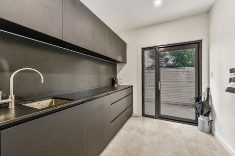 Luxury On Holland Kingston SE - Whitsundays Accommodation 2