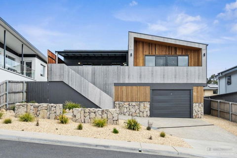 Magnificent Home, Water Views - Whitsundays Accommodation 0