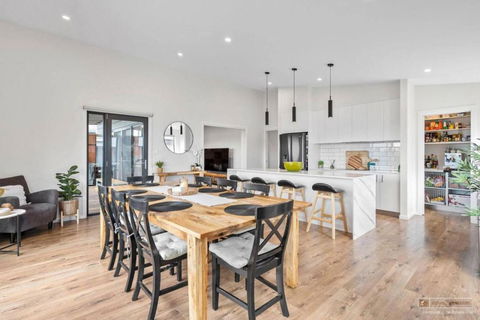 Magnificent Home, Water Views - Whitsundays Accommodation 1