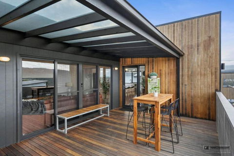 Magnificent Home, Water Views - Whitsundays Accommodation 2