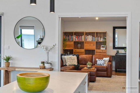 Magnificent Home, Water Views - Whitsundays Accommodation 3