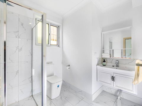 Malls At Doorstep 2-Bed Unit In Heart Of Cannon Hill - Whitsundays Accommodation 3