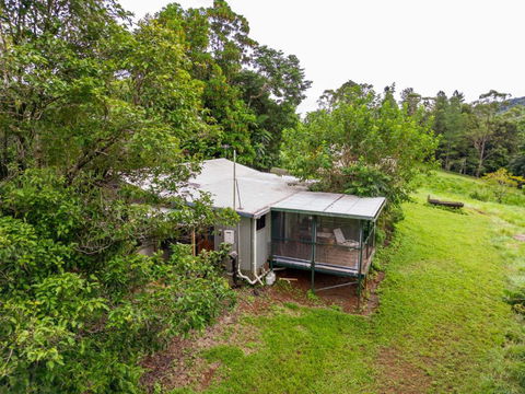 Mena Creek Flower House - Whitsundays Accommodation 3