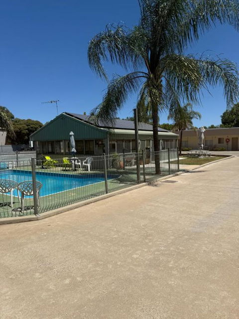 Mia Motel - Whitsundays Accommodation 1