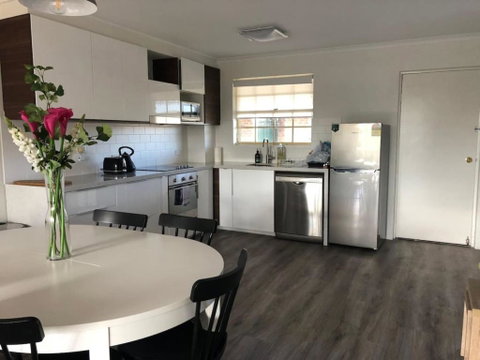 Modern 2BR Apartment With Parking - Whitsundays Accommodation 2