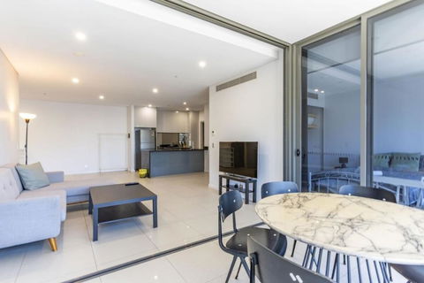 Modern 2B With Loft Bed Parking Central Mascot - Whitsundays Accommodation 0