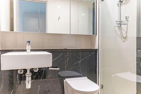 Modern 2B With Loft Bed Parking Central Mascot - Whitsundays Accommodation 1