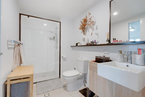 Modern 2BR Apartment In Vibrant Brisbane - Whitsundays Accommodation 3