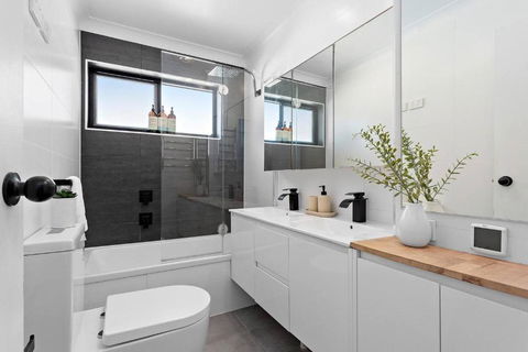 Modern Courtyard Oasis For Easy Beachside Living - Whitsundays Accommodation 2