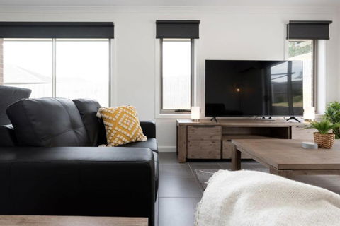 Modern Delight: Cosy Home With Parking - Whitsundays Accommodation 0