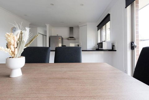 Modern Delight: Cosy Home With Parking - Whitsundays Accommodation 3
