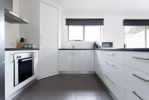 Modern Delight: Cosy Home With Parking - Whitsundays Accommodation 2