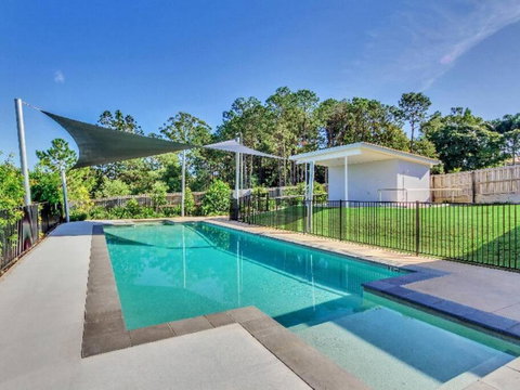 Modern Homely Townhouse With Pool Access & Free WIFI - Whitsundays Accommodation 0