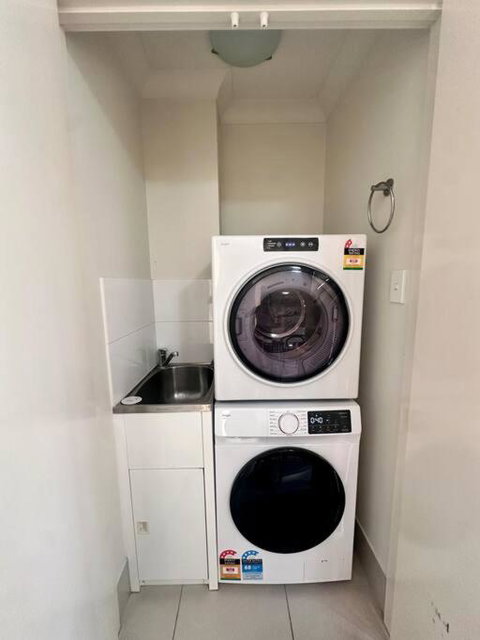 Modern Homely Townhouse With Pool Access & Free WIFI - Whitsundays Accommodation 2