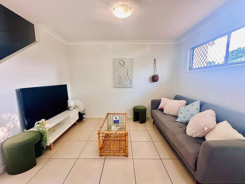Modern Homely Townhouse With Pool Access & Free WIFI - Whitsundays Accommodation 3