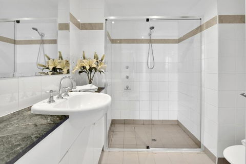 Modern Spacious Chatswood Apartment H1016 - Whitsundays Accommodation 2