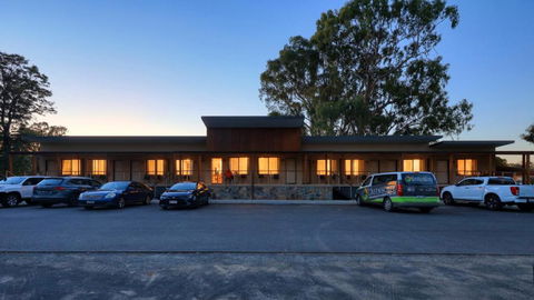 New Crossing Place Motel - Whitsundays Accommodation 3