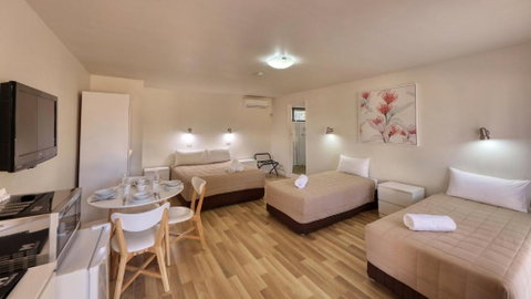 Motel Meneres - Whitsundays Accommodation 2