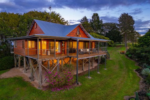 Mountain Retreat With Ocean Views And Fireplace - Whitsundays Accommodation 3