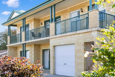 Mountain Views Milton - Whitsundays Accommodation 3