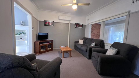 Neat & Tidy Coastal Cottage - Whitsundays Accommodation 2