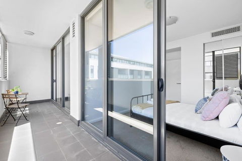 NEW 3BR Apt In Kingsgrove Sleeps 7 - Whitsundays Accommodation 1