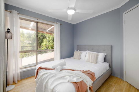 NEW 3BR Serene Creekside Retreat In Helensvale - Whitsundays Accommodation 2