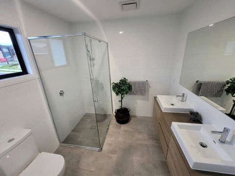 New 5 Bedroom House In Rousehill - Whitsundays Accommodation 2