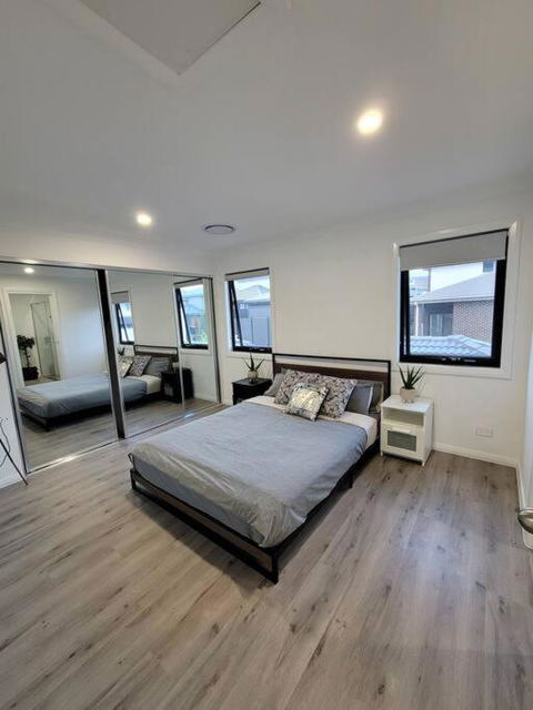 New 5 Bedroom House In Rousehill - Whitsundays Accommodation 1