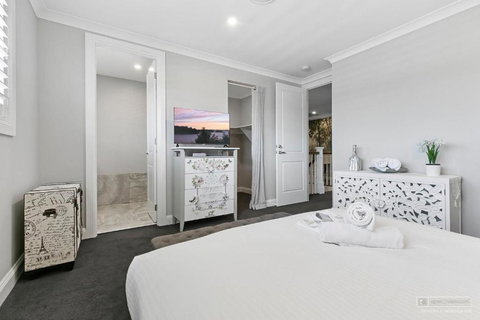 New Haven - Morning Sunrise Suite - Whitsundays Accommodation 2