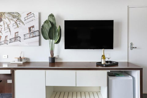 NEW Stunning Central Surfers Studio Apartment. - Whitsundays Accommodation 3