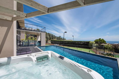 Newhaven - Solar Heated Pool, Tennis Court, Spa, Golf - Whitsundays Accommodation 2