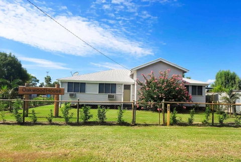 Oakwood House - Entire House Rental - 5 Bedrooms With Netflix And WiFi - Whitsundays Accommodation 0