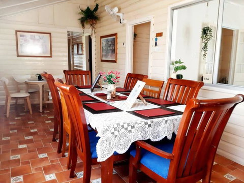 Oakwood House - Entire House Rental - 5 Bedrooms With Netflix And WiFi - Whitsundays Accommodation 2