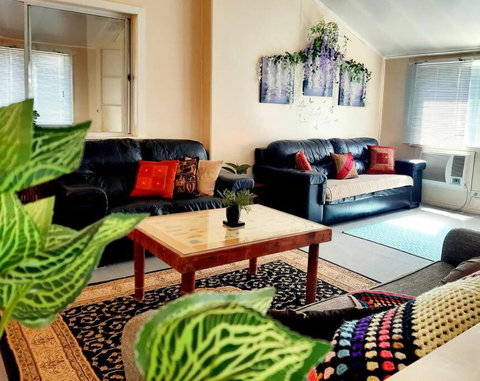 Oakwood House - Entire House Rental - 5 Bedrooms With Netflix And WiFi - Whitsundays Accommodation 3